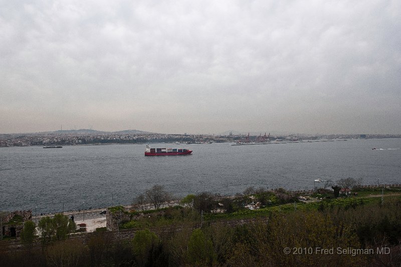 20100402_155002 D3.jpg - Looking out from the Topkapi Palace at Seraglio Point
